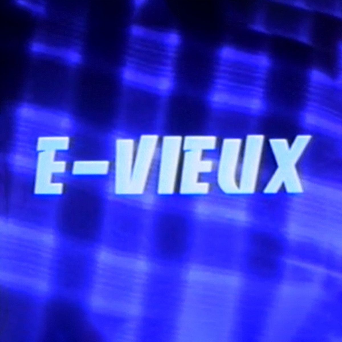 Un motif de chemise à carreaux telles que portées dans le temps par nos aîné·es mais bleu fluo et un texte en caractère Banco (de Roger Excoffon) blanc qui titre E-VIEUX. Le tout semble flou et nostalgique comme si l'image était tirée d'une VHS.