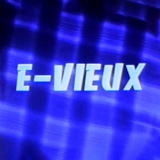 Un motif de chemise à carreaux telles que portées dans le temps par nos aîné·es mais bleu fluo et un texte en caractère Banco (de Roger Excoffon) blanc qui titre E-VIEUX. Le tout semble flou et nostalgique comme si l'image était tirée d'une VHS.