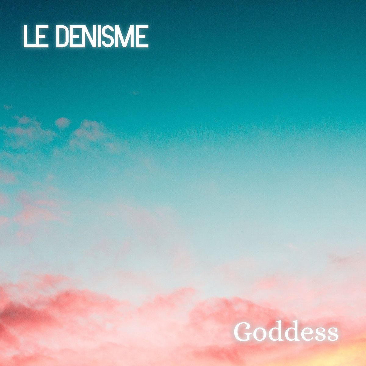 Un ciel légèrement nuageux laissant apparaître les couleurs d'un coucher de soleil. En haut à gauche, on trouve le nom de l'artiste LE DENISME et en bas à droite en caractère serif le nom du single, Goddess.
