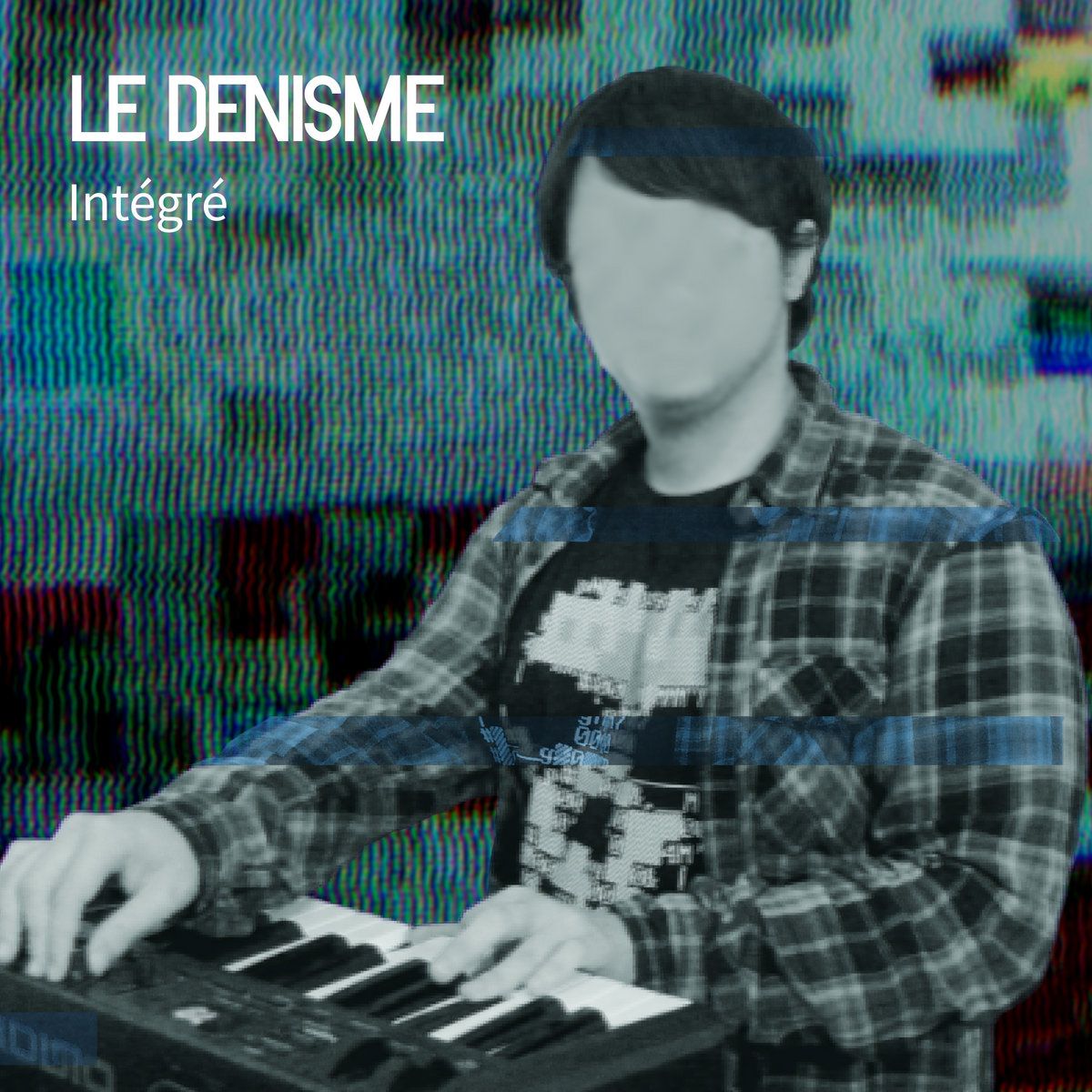 Une personne humanoïde sans visage avec une longue frange, une chemise à carreaux et les mains sur un clavier tourne sa tête vers nous. Sur un fond aux tons bleus, des glitchs analogiques. En haut à gauche, le nom de l'artiste LE DENISME et dessous aligné à gauche, le nom du single, Intégré.