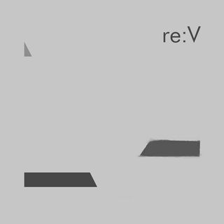 Un fond gris uni sur lequel apparaissent des bandes de diverses formes et tonalités de gris. En haut à droite de la pochette, le titre de l'EP en caractère Futura, re:V.